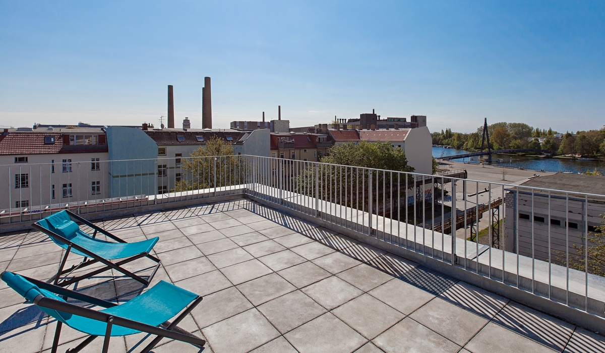 Unsere Sonnenterasse bietet einen herrlichen Ausblick über den Kiez.