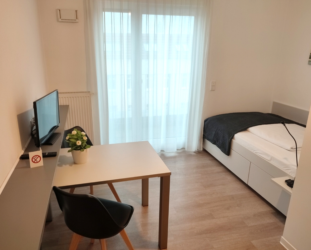 Bett, Tisch, TV imPenthouse Studio, Serviced Apartments SPREEPOLIS Berlin